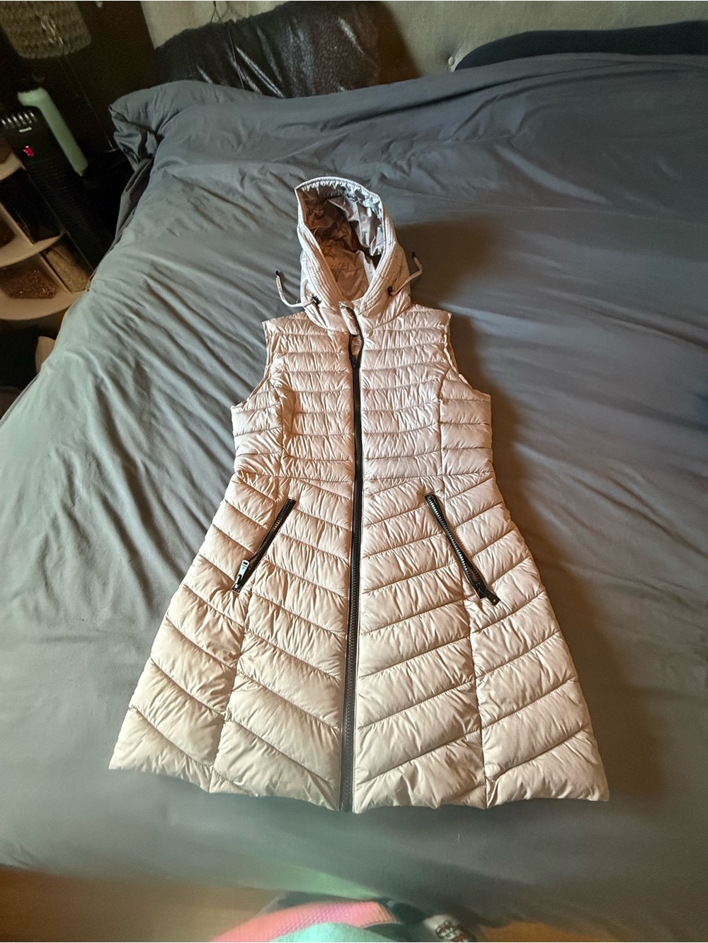 Bernardo Quilted Hooded Sleeveless Puffer Vest in Cream
